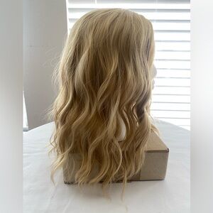 BERON Ash Blonde Short Wavy Curly Synthetic Wig Shoulder Length Heat Resistant